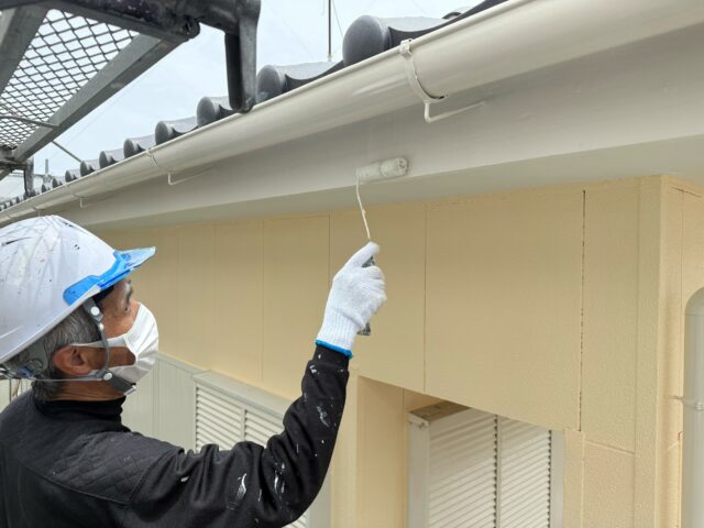 島田市の外壁塗装工事で軒まわりと雨どいを仕上げる職人