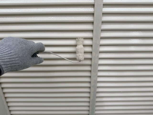 島田市の外壁リフォームで雨戸を白く仕上げ塗装している様子