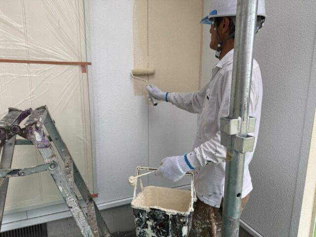 島田市の外壁塗装で白い外壁をクリーム色に塗り替えている工程
