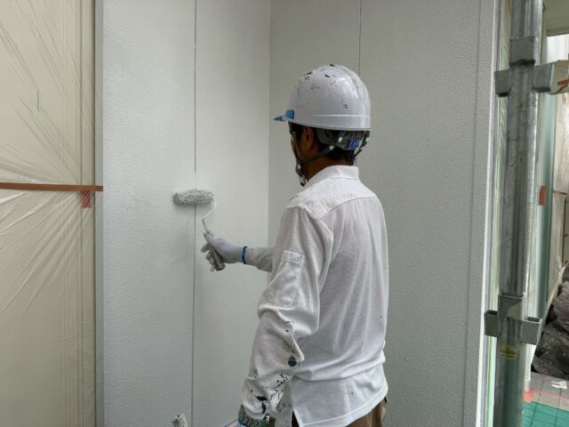 島田市の戸建て住宅で外壁をローラー塗装している様子