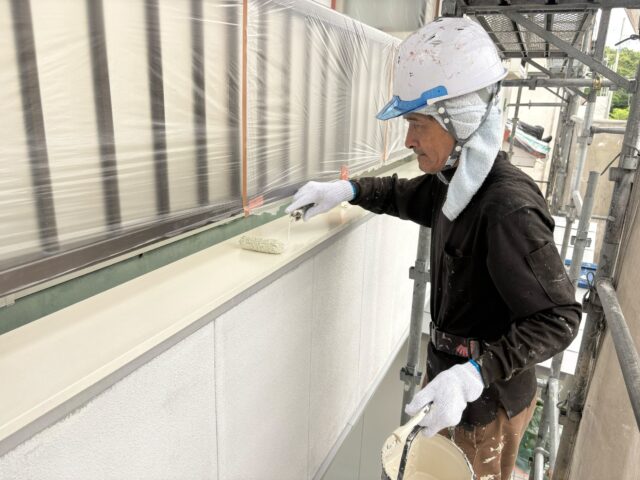島田市の住宅塗装で窓下の鉄部に錆止めを塗る作業