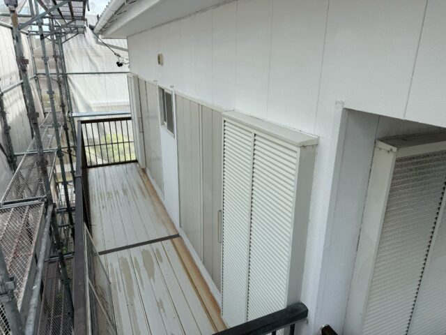 島田市の外壁塗装前にベランダ外壁と雨戸の状態を確認している様子