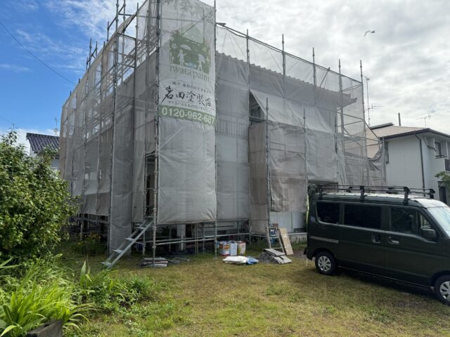 島田市の戸建て住宅で外壁塗装リフォームを行うため足場を設置した施工前の様子