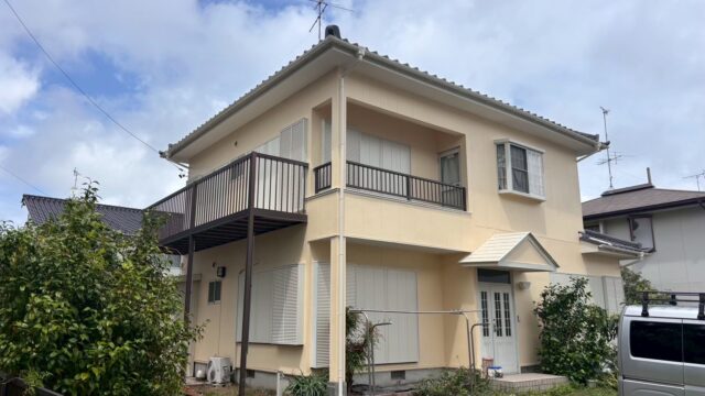 島田市で外壁塗装リフォームが完了したクリーム色の戸建て住宅の全景