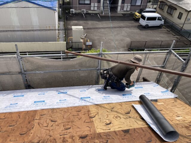 屋根全体に防水シートを張り替えた葺き替え工事