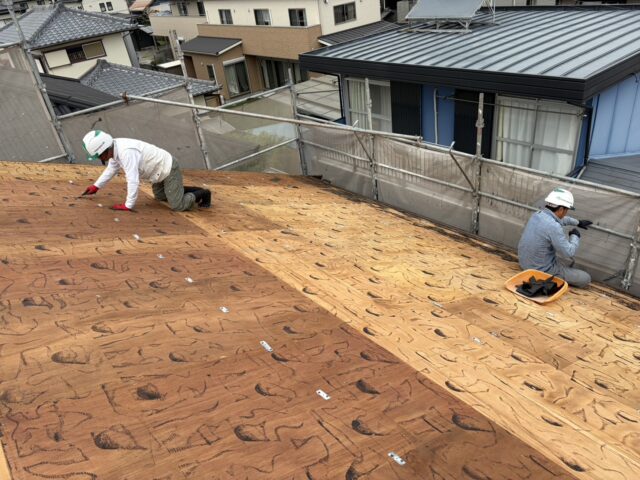 カラーベスト撤去後に屋根下地を確認している状態