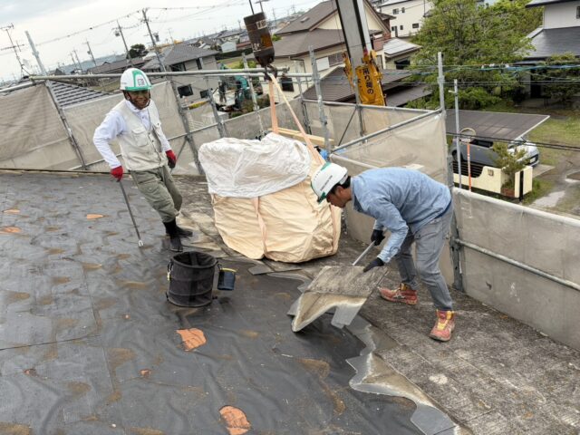 カラーベスト葺き替え工事で既存屋根材を撤去している様子