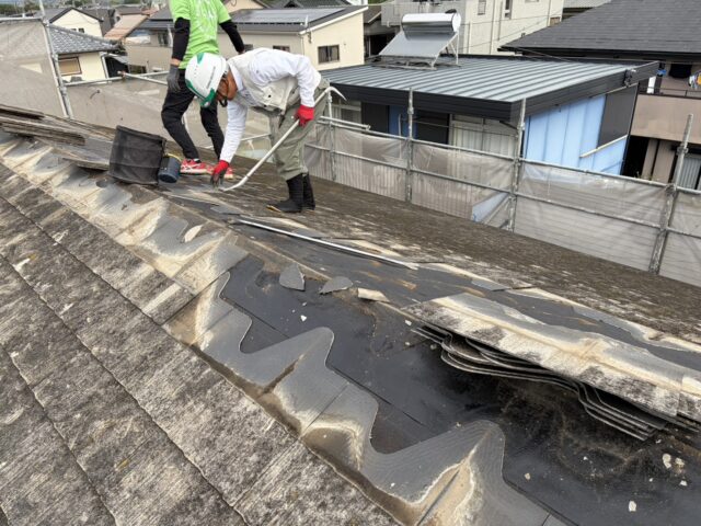 既存のカラーベストを一枚ずつ撤去する屋根工事