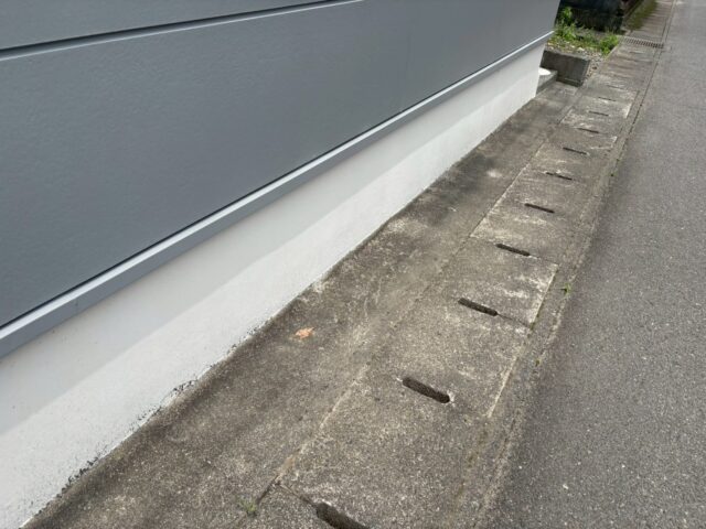 外壁塗装後の基礎まわりと水切りの仕上がり