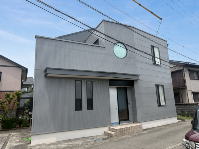 焼津市で完成したガルバリウム鋼板屋根とサイディング外壁の塗装リフォーム