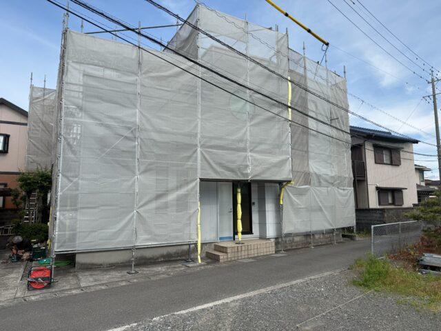 焼津市でガルバリウム鋼板屋根とサイディング外壁の塗装を行う住宅