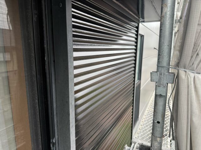 塗装後の雨戸のきれいな仕上がり
