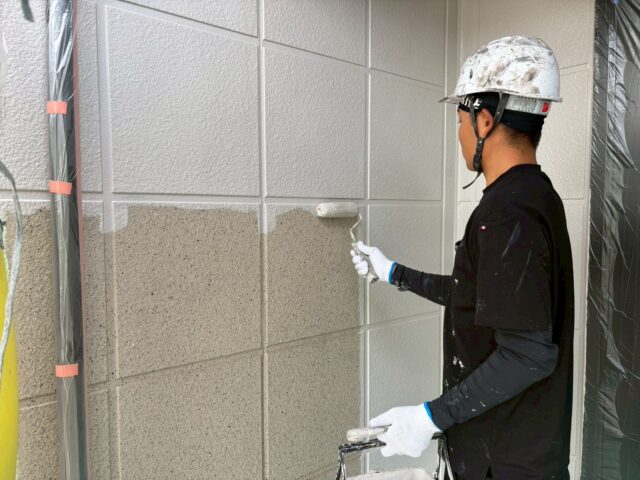 外壁吹付工事の施工状況