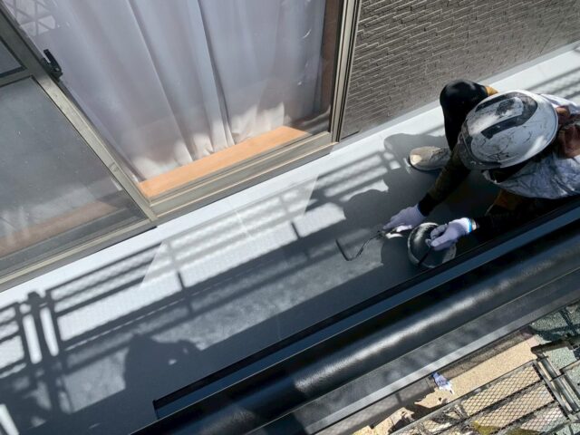 ベランダ床面の塗装作業